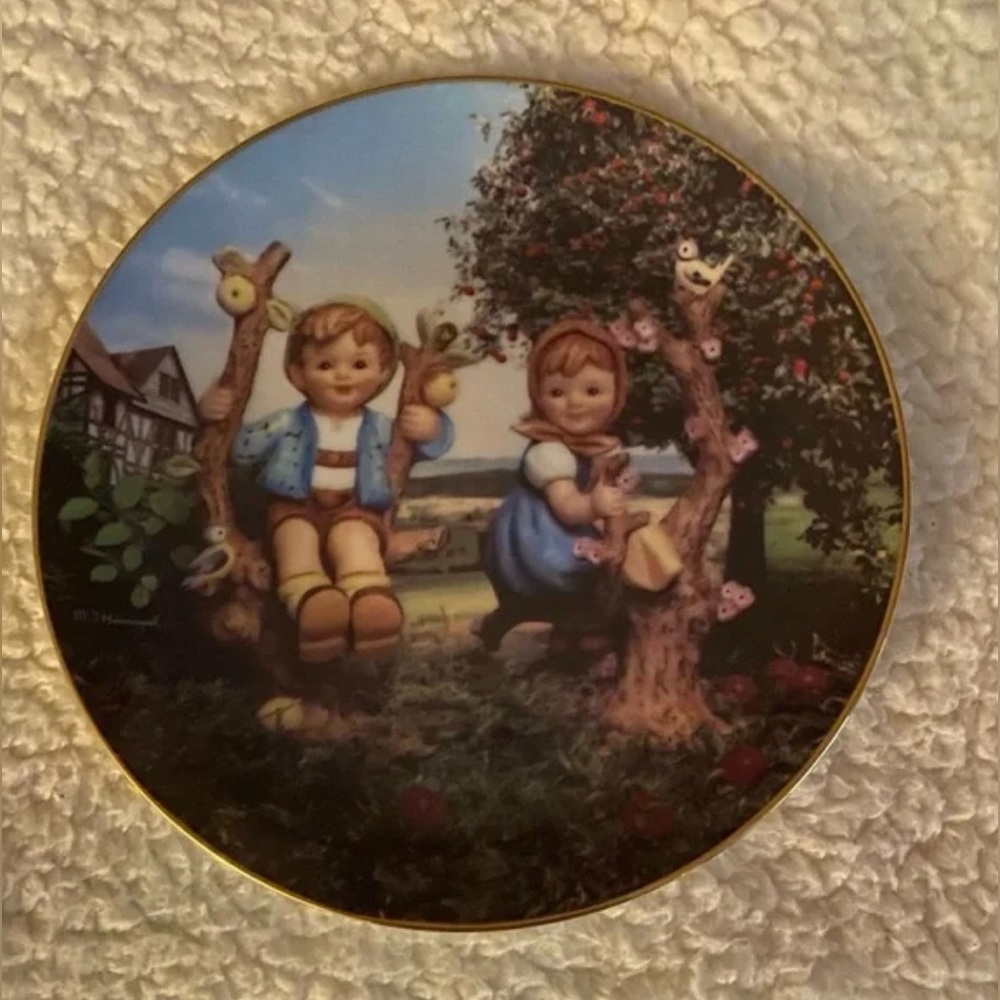 Danbury Mint MJ Hummel Little Companions Apple Tree Boy & Girl Decorative Plate